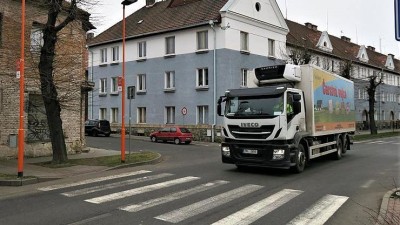 Nově nasvícený Oranžový přechod v Lounech se nachází v Husově ulici. Jedná se o dvojče Oranžového přechodu z roku 2019. Foto: ČEZ, Ota Schnepp