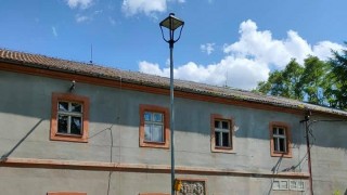 V Ročově skončila rekonstrukce veřejného osvětlení. Zakončila ji instalace historizujících lamp
