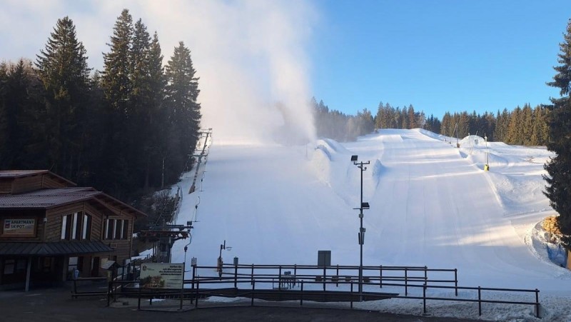 Ještě v pondělí ráno využili v Potůčkách ranního mrazu a opět zasněžovali. Foto: Skiareál Potůčky