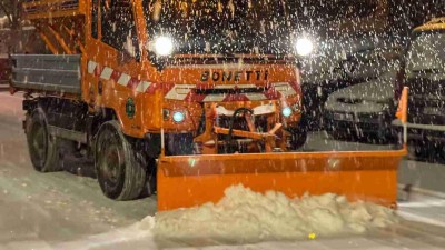 Největ&scaron;&iacute; n&aacute;por sněžen&iacute; je&scaron;tě nedorazil, doprava už ale m&iacute;sty stoj&iacute; a bour&aacute; se