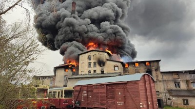 OBRAZEM: Takhle to vypadá v cihelně v Kadani, kde hoří. Tady jsou fotky od hasičů!