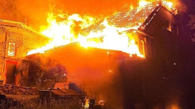 OBRAZEM: Rozsáhlý požár rodinného domu v Krupce! Při boji s plameny se zranili dva hasiči