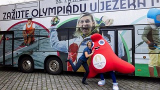 Na ambasadory festivalu upozorňuje i olympijský autobus. Barbora Špotáková patří mezi ně. Foto: Matyáš Klápa/ČOV