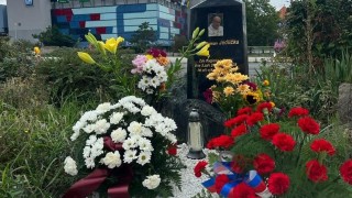 Pomník Romana Jedličky je plný květin ze včerejší pietní akce. Foto: PČR
