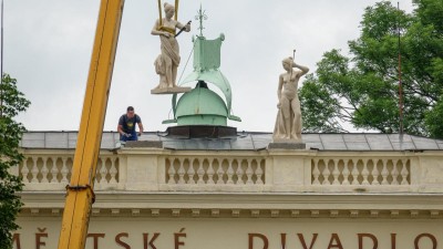 Na střechu muzea byly ve čtvrtek instalovány sochy múzy hudby Erató a múzy tance Terpsichoré. Foto: město Chomutov