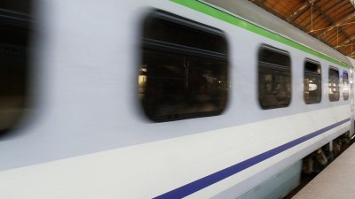 AKTU&Aacute;LNĚ: Vlaky mezi Žatcem a Rakovn&iacute;kem stoj&iacute;. Policie prověřuje podezřel&yacute; telefon&aacute;t