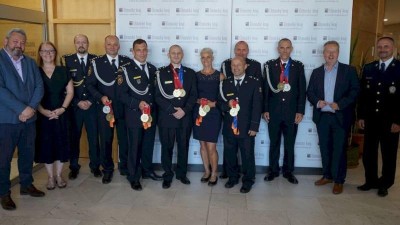 Společná fotografie všech oceněných reprezentantů policistů a hasičů z Ústeckého kraje. Foto: Ústecký kraj