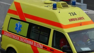 Náklaďák měl na přechodu srazit chodce. Policisté pátrají po svědcích nehody