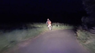 Motorkář míří ze silnice ve snaze uniknout. Foto: Policie ČR