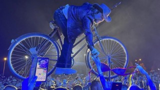 Richard Krajčo mezi lidmi na Mostecké slavnosti. Kapela dostala opět několik podprsenek. Foto: Oldřich Hájek