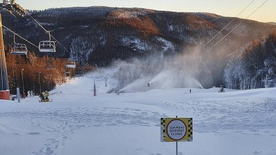AKTUÁLNĚ: V Krušných horách dnes začíná sezona pro lyžaře! Spouští se první vleky a lanovky