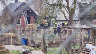 OBRAZEM: Na místě požáru zahradního domku našli čtvrtou lidskou oběť