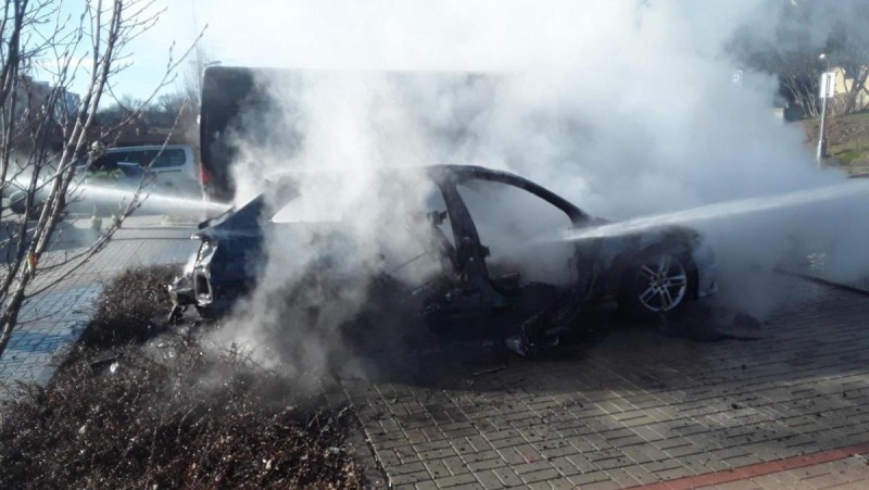 Při požáru vozu se popálil jeho majitel. Foto: HZS Ústeckého kraje