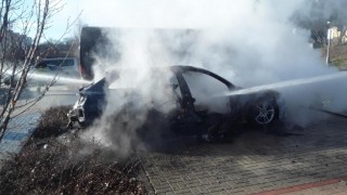 Při požáru vozu se popálil jeho majitel. Foto: HZS Ústeckého kraje