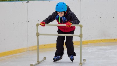 FOTO: Město Podbořany spustilo bruslařskou sez&oacute;nu, kluzi&scaron;tě je již v provozu