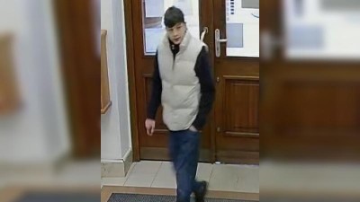 Policie pátrá po tomto muži. Je důležitý k objasnění online podvodu