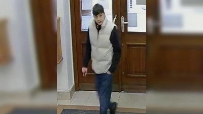Policie pátrá po tomto muži. Je důležitý k objasnění online podvodu