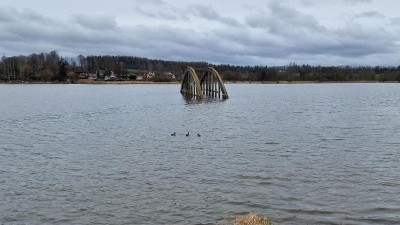 TIP NA VÝLET: Většinu obloukového mostu pohltila voda z přehrady. Při nízké hladině se ale na něj dá vstoupit