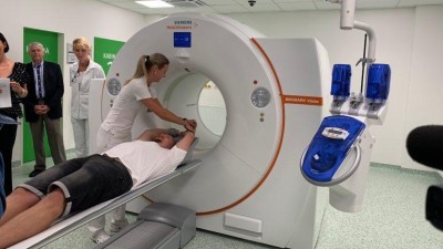 FOTO: Krajská zdravotní zahájila provoz PET centra v chomutovské nemocnici. Nový přístroj zvýší komfort pacientům ze západní části Ústeckého kraje