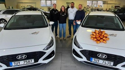 H&aacute;zenk&aacute;řky Čern&iacute; anděl&eacute; budou jezdit i nad&aacute;le ve vozech značky Hyundai i30. D&iacute;ky dlouholet&eacute;mu sponzorovi Autosalonu Most
