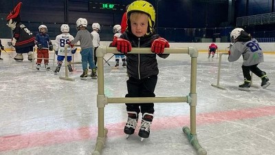 Brusle, helma a radost: Hokejov&eacute; kluby v &Uacute;steck&eacute;m kraji l&aacute;kaj&iacute; nov&eacute; talenty