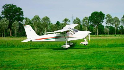 FOTO/AKTUÁLNĚ: V obci Charvatce na Lounsku spadl u silnice ultralight. Projíždějte opatrně, žádají řidiče policisté