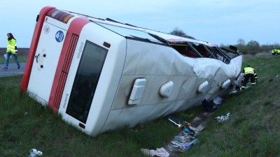 OBRAZEM: Havarovaný autobus, několik osobních aut a desítky zraněn