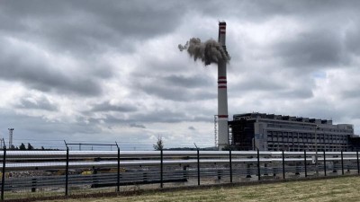 VIDEO: Odstřel komína je symbolem konce doby uhelné v elektrárně Prunéřov