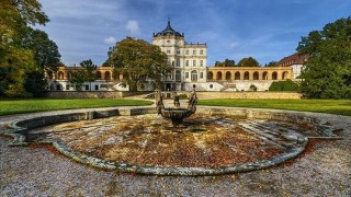 Kulisy k seriálu poskytl zámek Ploskovice. Foto zdroj: Krajský úřad Ústeckého kraje