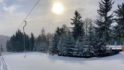 Na večern&iacute; budou dnes už rolbou upraveny i svahy u velk&eacute;ho vleku. Foto: Skiare&aacute;l Al&scaron;ovka