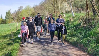 Havran&iacute; stopa přil&aacute;kala davy: Turistick&yacute; pochod v Kryrech doprovodilo slunečn&eacute; počas&iacute;
