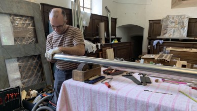 VIDEO: Ve františkánském klášteře v Kadani budou opět znít původní varhany z 18. století. Odborníci je v těchto dnech instalují v klášteře a ladí