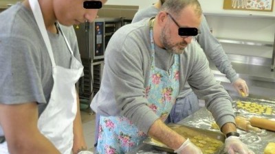 V&aacute;noce za zd&iacute;: Odsouzen&iacute; chystaj&iacute; sv&aacute;tečn&iacute; tabuli a pos&iacute;laj&iacute; d&aacute;rky domů