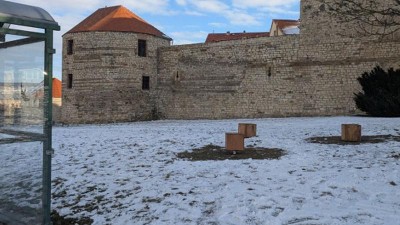 Nov&aacute; sed&aacute;tka zpř&iacute;jemn&iacute; studentům i cestuj&iacute;c&iacute;m ček&aacute;n&iacute; u Žateck&eacute; br&aacute;ny