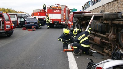 AKTUÁLNĚ: U Žatce bouralo sedm aut, u Hrušovan další tři