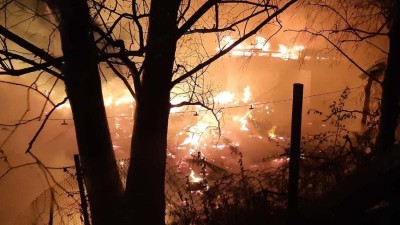 V Košticích na Lounsku hořela bývalá ubytovna. S ohněm bojovaly čtyři jednotky hasičů