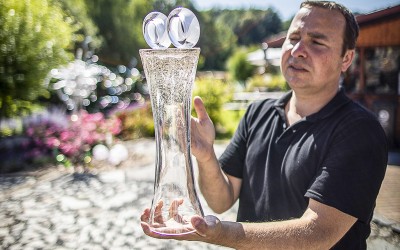 Trofeje pro mistrovství světa superbiků v duchu českého sklářského umění