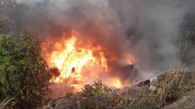 FOTO: U Seménkovic hořela černá skládka