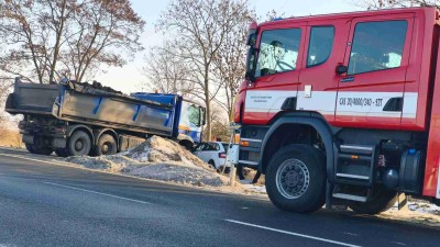 AKTU&Aacute;LNĚ: Střet n&aacute;kladn&iacute;ho vozu s osobn&iacute;m omezuje dopravu u Bitozevsi