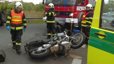 AKTUÁLNĚ: U Libčevsi se srazil motorkář s osobákem