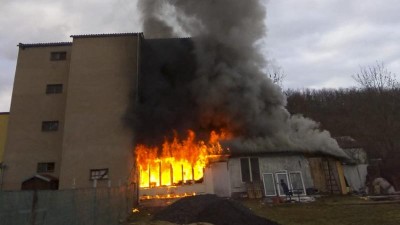 AKTUÁLNĚ: Rozsáhlý požár v Postoloprtech, zasahuje několik jednotek hasičů
