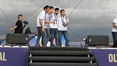 Olympionici na jezeře Most na olympijském festivalu. Foto: jip