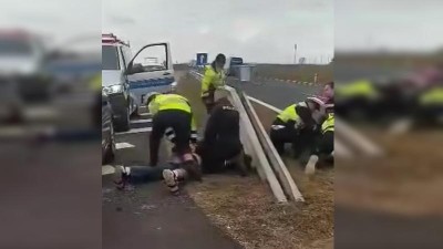 VIDEO: Policisté na dálnici D7 zadrželi dezinformátora Zítka. Z auta ho dostali proti jeho vůli