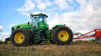 U Krásného Dvora se na železničním přejezdu srazil traktor s vlakem