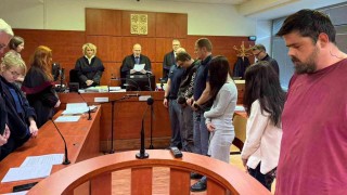 Tyranovi Karlu Nov&aacute;kovi (v čern&eacute; mikině s n&aacute;pisem na ruk&aacute;vu) soud vyměřil souhrnn&yacute; trest ve v&yacute;&scaron;i 15 let. Foto: Redakce