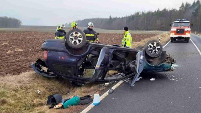 U Ročova skončilo auto na střeše