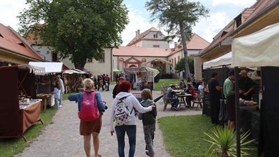CO SE CHYSTÁ: Šerm, kejklíři nebo tražiště. O víkendu proběhne na Novém Hradě tradiční pouť