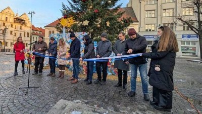 Mírové náměstí v Lounech má nový betlém. Advent přivítal dětský sbor