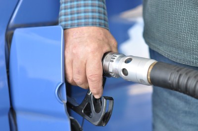 Benzín v Česku je poprvé od začátku invaze dražší než nafta