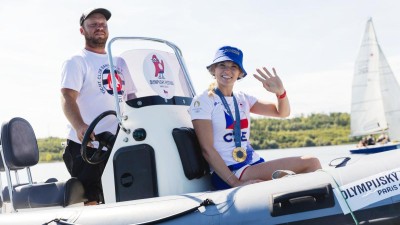 Kateřina Siniaková připlula mezi fanoušky na člunu. Foto: olympijskytym.cz/Adam Mráček